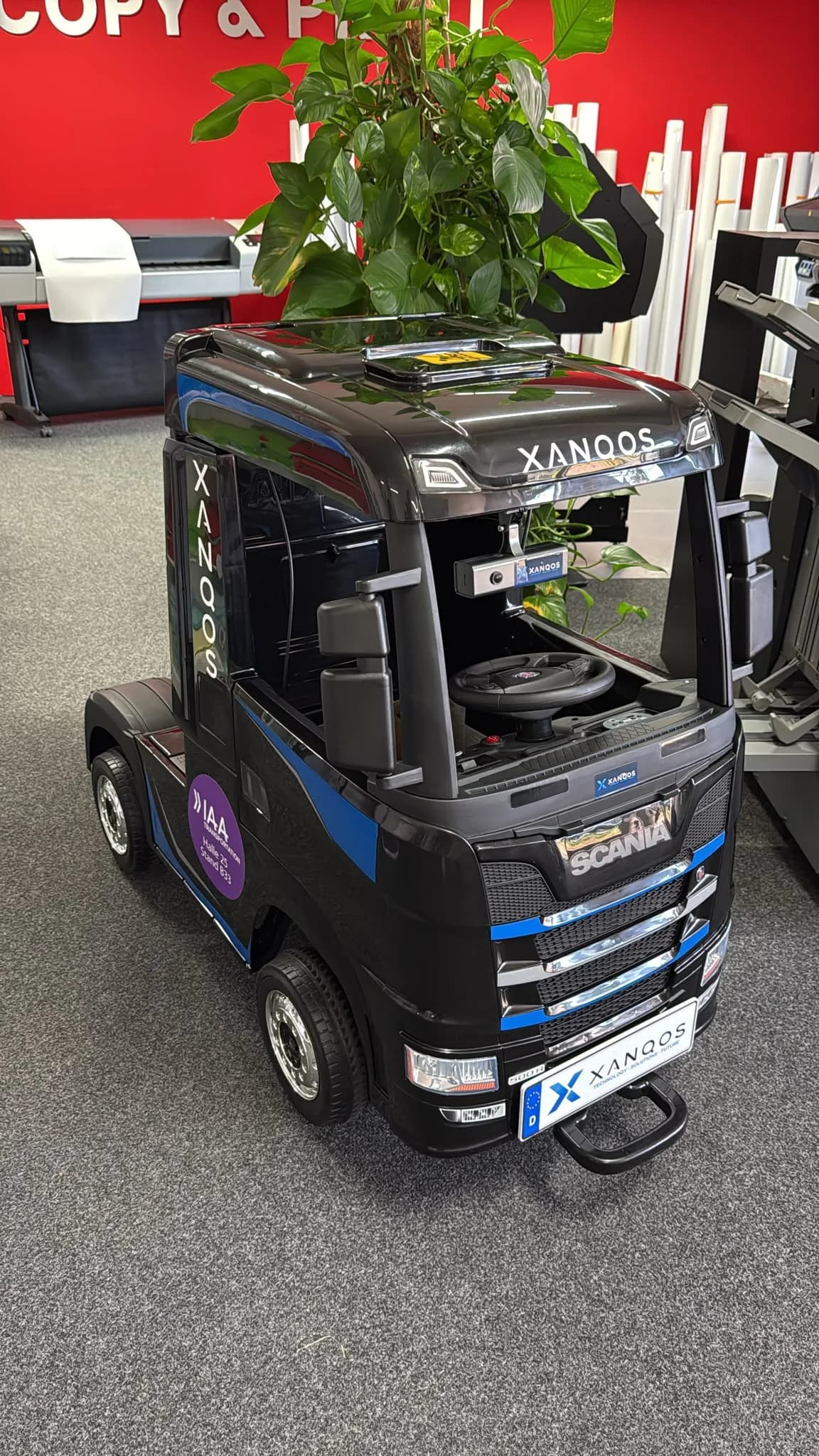 XANQOS Modell-LKW auf der IAA Transportation