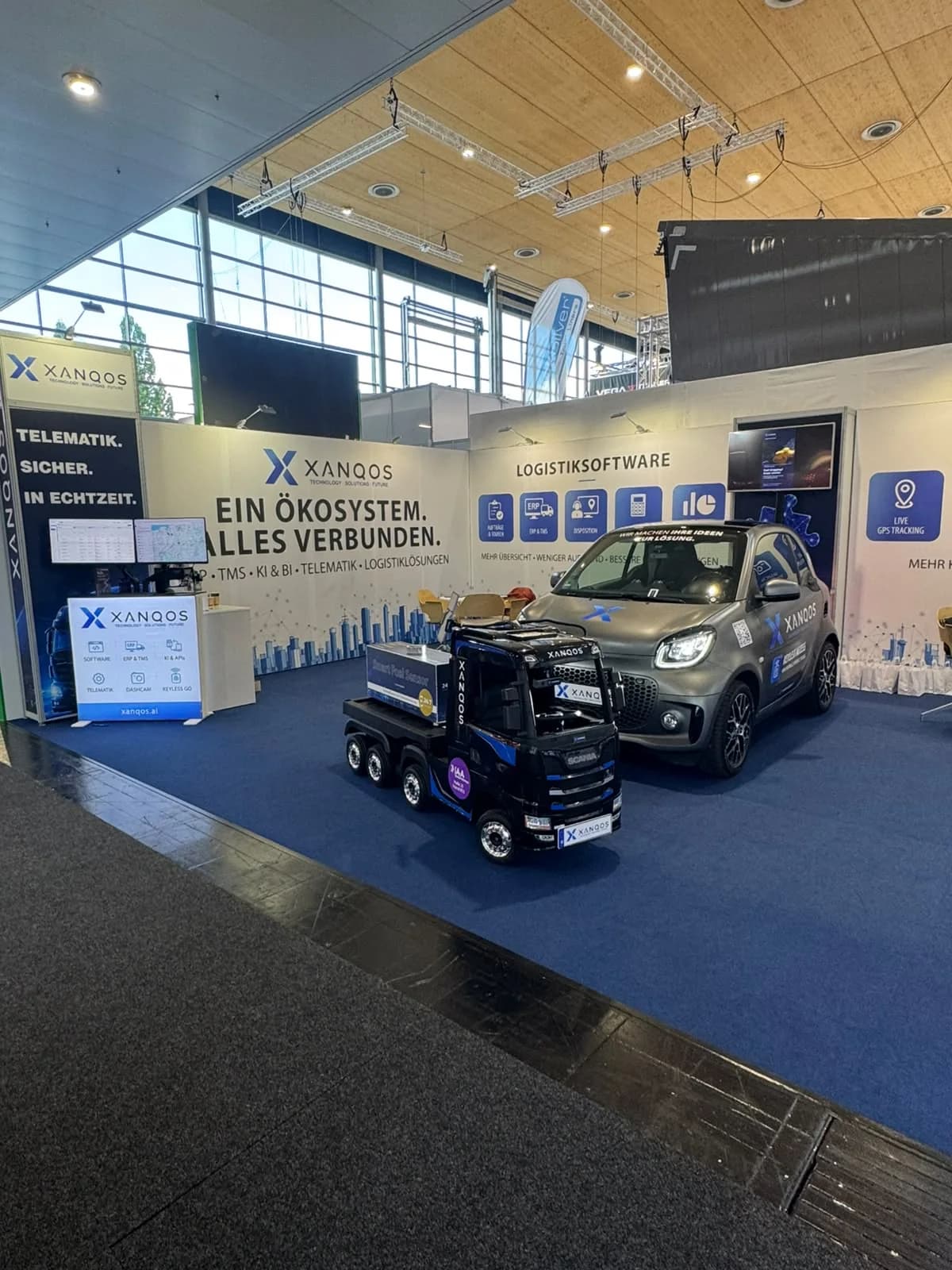 XANQOS-Messestand mit vernetztem Fahrzeug und Modell-LKW auf der IAA Transportation